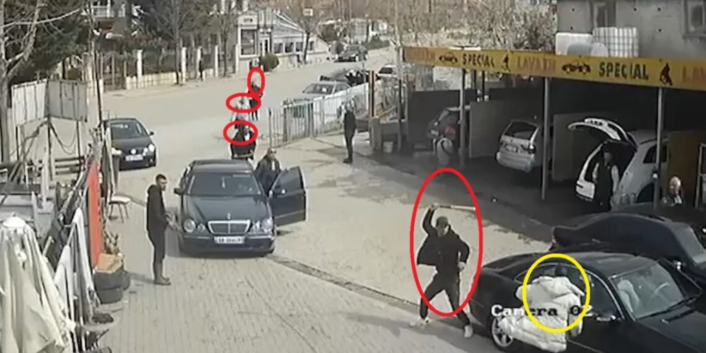 VIDEO/ Momenti kur 4 persona dhunojnë me shkopinj një 30-vjeçar në servisin e makinave në Korçë sherriiiii 1140x570 1