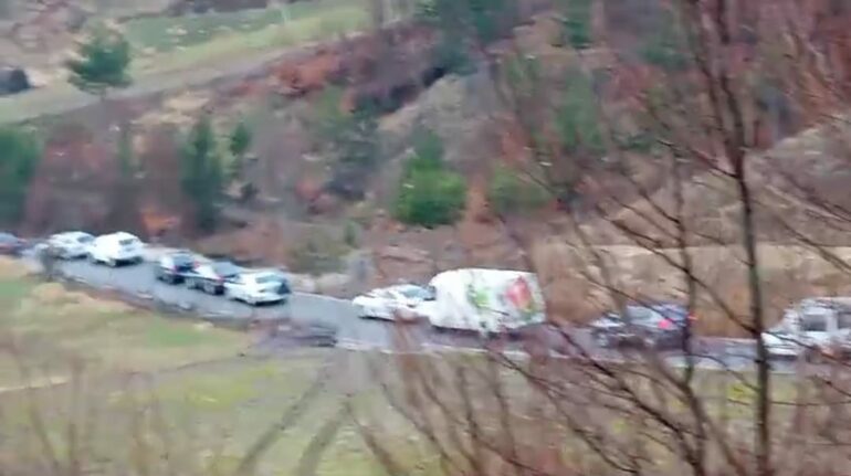 Fugoni i pasagjerëve përplaset me një automjet në Bypass-in e Murrizit, bllokohet qarkullimi trafik