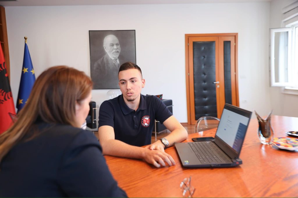 FOTO/ Ministrja Manastirliu: Gjimnazisti nga “Sami Frashërit”, platformë inovatore në ndihmë të nxënësve 1 12ogerta2