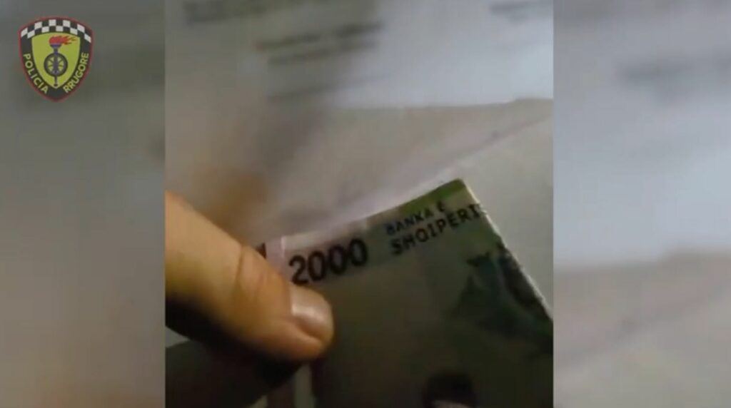 20-shja mes letrave nuk të shpëton! 33-vjeçari kapet me shpejtësi në makinë, duhej të ishte në arrest shtëpie 20 1024x572 1