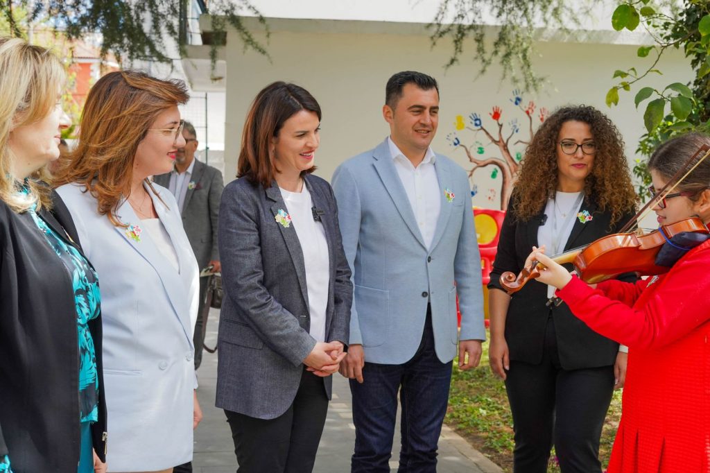 Koçiu në Qendrën e Autizmit në Elbasan: Rritje e pagave me 35% për profesionistët e shërbimeve sociale dhe rehabilituese 2kociu4