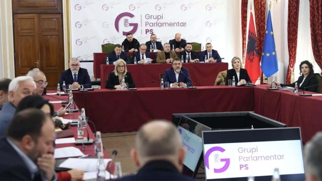 Nga interpelanca me Ministrin e Mbrojtjes te ndryshimi i ligjit për prefektin, Çuçi mbledh Grupin Parlamentar të PS FA sd
