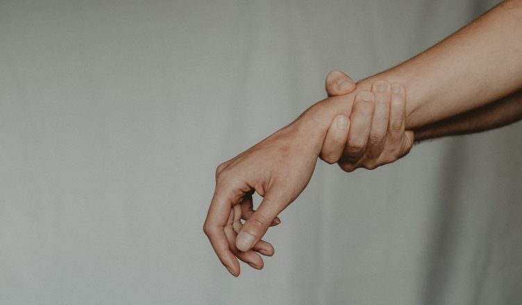 Nga lodhja e vazhdueshme te shtimi i papritur i peshës, këto janë shenjat fizike që paralajmërojnë për probleme shëndetësore IMG 0758