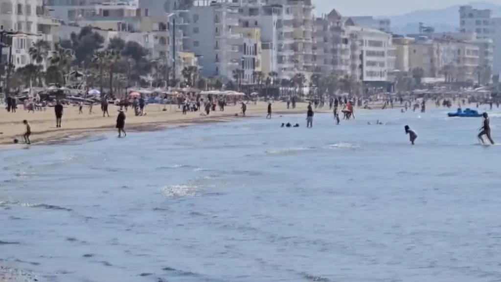 Nis plazhi në Durrës, mbushet me pushues IMG 1208