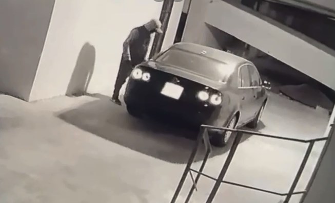 Momenti kur merr flakë makina e drejtoreshës së Tatimeve, babai: Shkak detyra e saj (VIDEO) Screenshot 10 1
