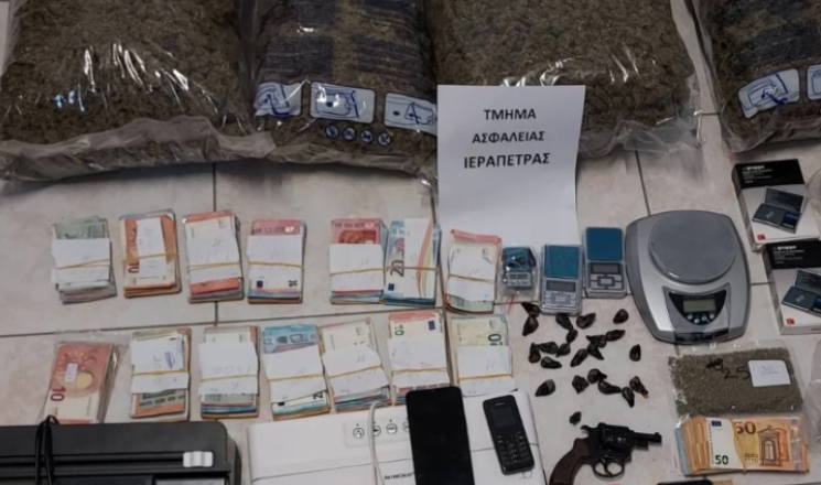Lihet në burg shqiptarja në Greqi, policia i gjeti në banesë mbi 10 kg dr*gë dhe bllokun e klientëve Screenshot 12 17 745x440 1