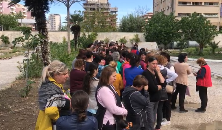 “Lironi pronarin nga burgu”, punonjëset e fasonerisë dalin në protestë: Jemi në mes të katër rrugëve, duam punë! Screenshot 16 11 752x440 1