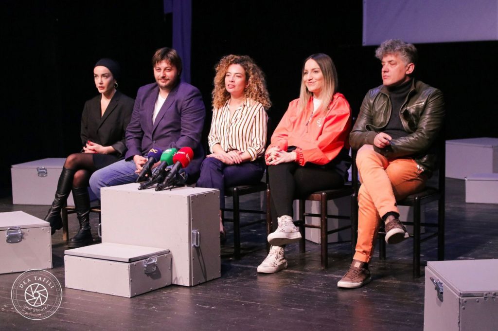 Shfaqja “Amerikan” në Teatrin Eksperimental nga data 3-7 prill, një prej shfaqjeve më të rëndësishme të sezonit WhatsApp Image 2024 04 02 at 6.23.33 PM