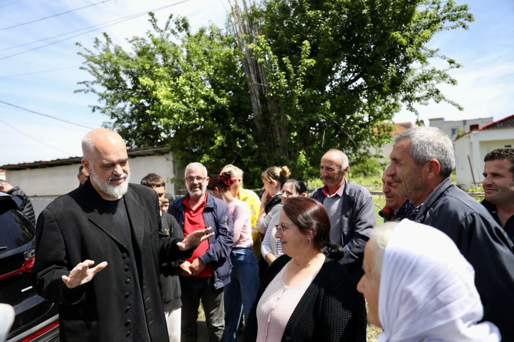 Edi Rama batuta gjatë inspektimit të shkollës ”Demokracia”: Demokratët më të mëdhenj janë socialistët WhatsApp Image 2024 04 22 at 14.26.08