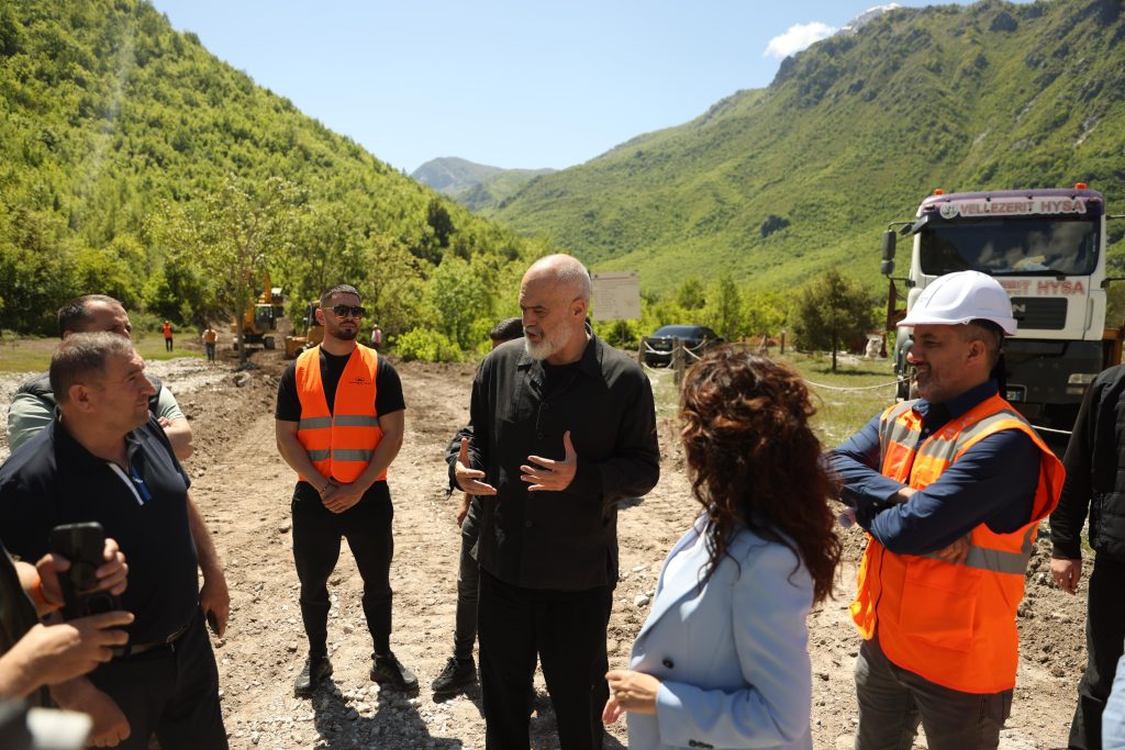 FOTO/ Rama në rrugën e Dukagjinit: Modernizmi i infrastrukturës, në funksion të zhvillimit të turizmit malor 3 WhatsApp Image 2024 04 30 at 15.10.01 1