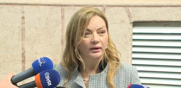 Komisioni për Sterilizimet, akuza nga Vokshi: PS-j po pengon hetimet! Refuzuan të firmosin… albana vokshi43 770x377 1