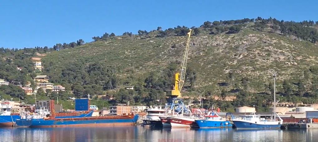Kampi në Gjadër, Italia sjell materiale përmes Portit të Shëngjinit. Refugjatët e parë do vijnë më… gfggg
