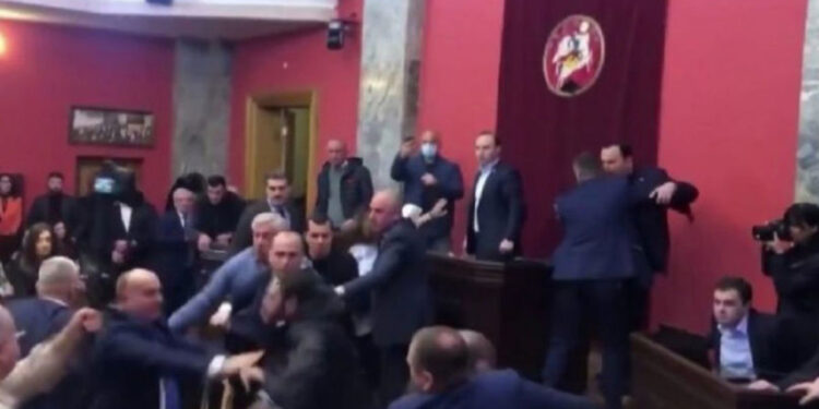 VIDEO / Plas grushti mes deputetëve në Parlamentin e Gjeorgjisë gjeorgji