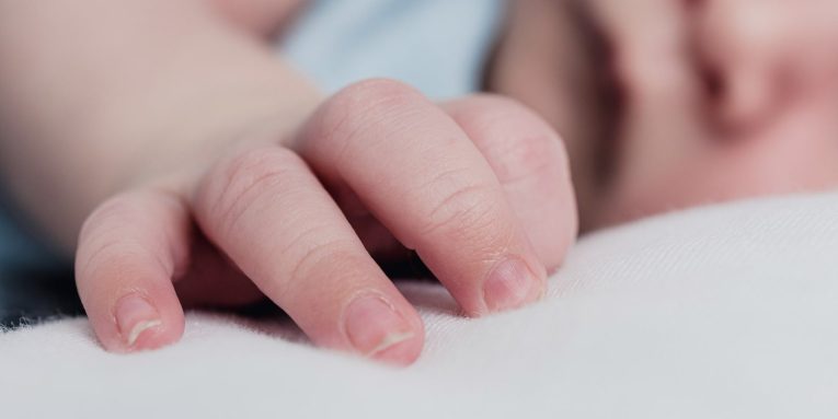 Si do përfitohet bonusi i lindjes pa shkuar në gjendjen civile? Ndryshimet në ligj, shtohet gama e shërbimeve online lindjet 765x383 1