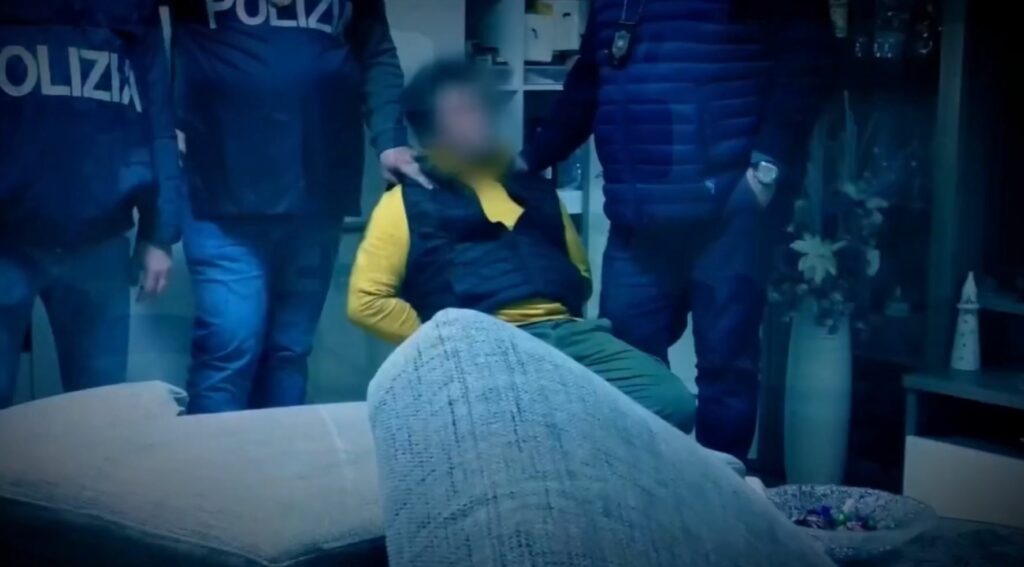 I dënuar përjetë për vrasjen e motrës dhe kunatit, momenti i arrestimit të Gjovalin Lesit në Itali matera gjovalin lesi 1024x567 1