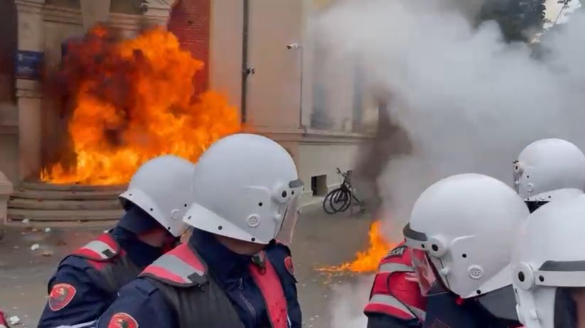 Në kërkim për molotovët e hedhur para Bashkisë Tiranë, dy protestuesit shfaqen sërish në protestë protesta 1