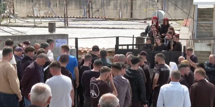 Lot e dhimbje në “Rrugën e Luleve” në Shkozë: 18-vjeçari përcillet në banesën e fundit, ishte djali i vetëm i familjes shkoze varrim 750x375 1