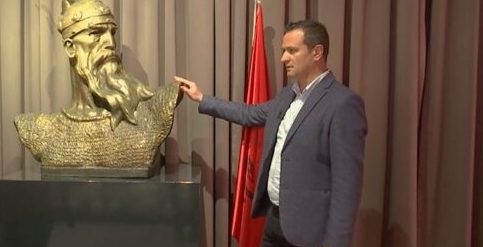 Zbulohen misteret e Muzeut të FA në Bërzhitë/ Celibashi: Busti i Skënderbeut ka vlerë 900 mijë dollarë skenderbeu 750x375 1 e1713616297622