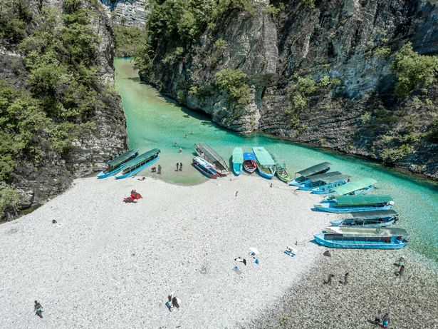 Gazeta britanike ‘Mirror’ artikull për Shqipërinë: Gjeni fluturime dhe pije të lira 0 High Angle View Of People On Beach 1