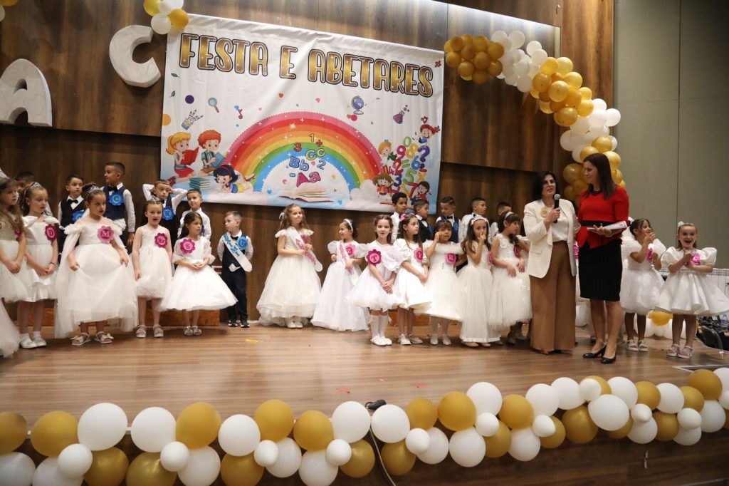 FOTO/ Festa e Abetares, Zonja e Parë Armanda Begaj dhuron libra për 3 shkolla në Tiranë 6 1 109