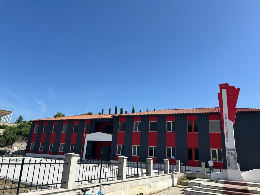 Ministrja Manastirliu: Infrastrukturë më e mirë për 250 nxënësit e shkollës “Perondi” në Kuçovë 10shkolla9