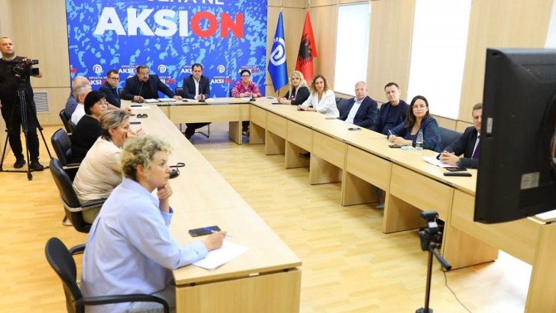 Fotoljam/ Sytë nga ekrani, çfarë po shohin me kaq vëmendje deputetët e PD së Rithemelimit? 1717166077 sali1