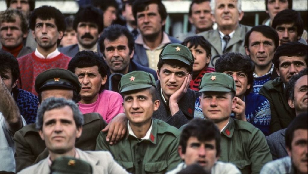 The Guardian: Futbolli në Shqipërinë staliniste! 90 minutat e vetme kur njerëzit mund të ishin vetvetja 1990
