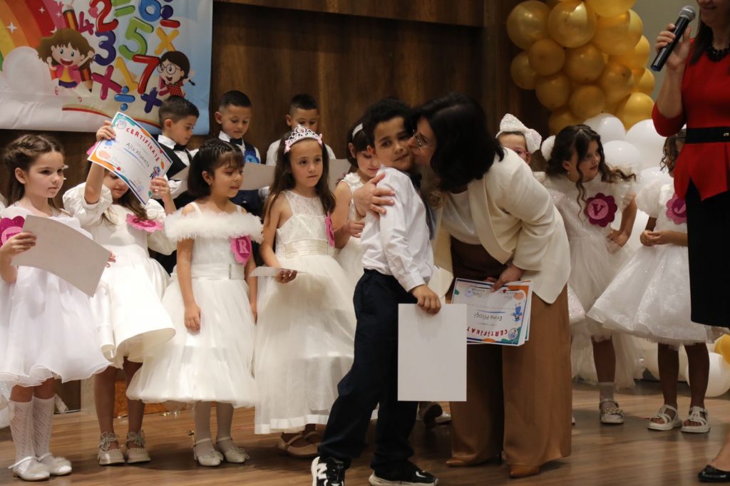 FOTO/ Festa e Abetares, Zonja e Parë Armanda Begaj dhuron libra për 3 shkolla në Tiranë 5 2 77