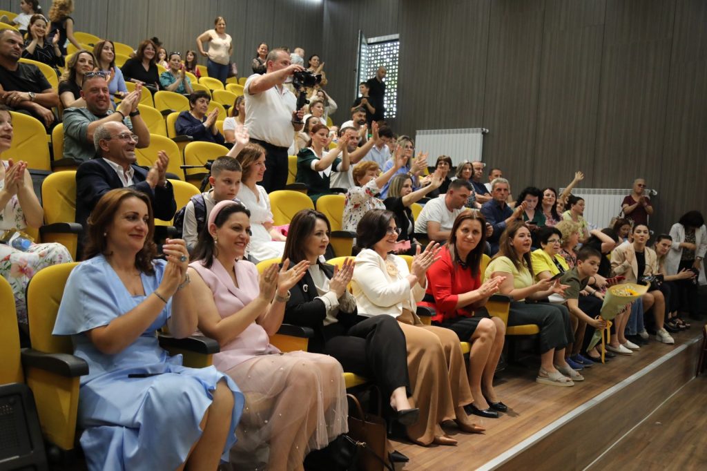 FOTO/ Festa e Abetares, Zonja e Parë Armanda Begaj dhuron libra për 3 shkolla në Tiranë 4 3 73