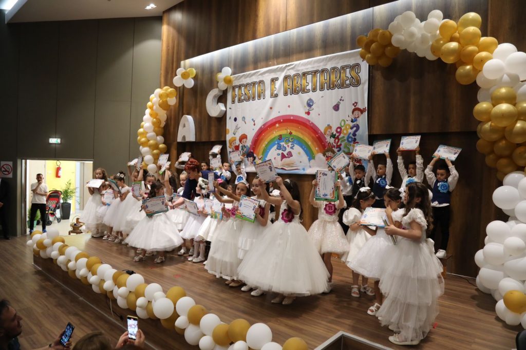 FOTO/ Festa e Abetares, Zonja e Parë Armanda Begaj dhuron libra për 3 shkolla në Tiranë 3 4 57