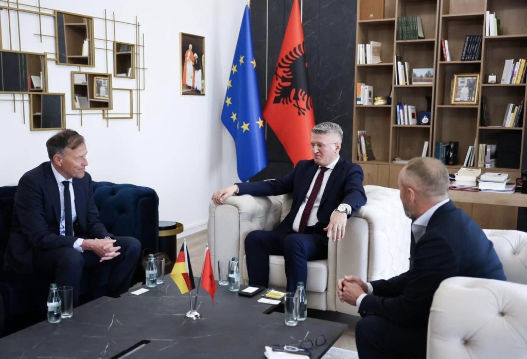 Gjekmarkaj pret figurën e shquar të politikës gjermane: Opozita nuk duhet të shkojë në zgjedhje me gojën mbyllur 2 440465987 754173150227171 5180054292875376920 n