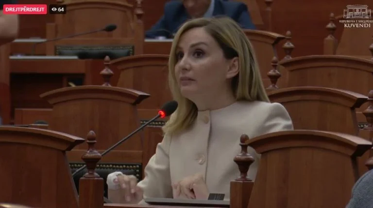 Jorida Tabaku shkon në Kuvend me dorën e fashuar 1 4545454 768x430 1