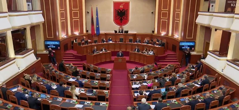 Jorida Tabaku shkon në Kuvend me dorën e fashuar 454878787