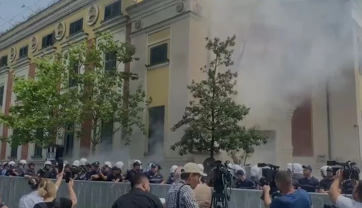 Nis me shpërthime protesta e opozitës para bashkisë së Tiranës, hidhen disa molotovë 54545454dfgdfg45