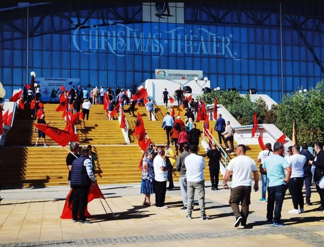 "Me flamuj nëpër duar", Rama nis sot nga Athina turin e takimeve me diasporën, emigrantët shqiptarë mbërrijnë në stadium 1 640 0 1715499515x1715497632 r 125