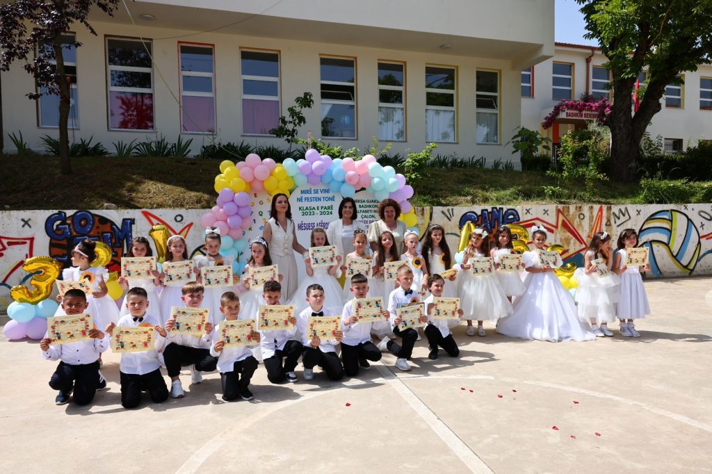 FOTO/ Festa e Abetares, Zonja e Parë Armanda Begaj dhuron libra për 3 shkolla në Tiranë 2 8 34