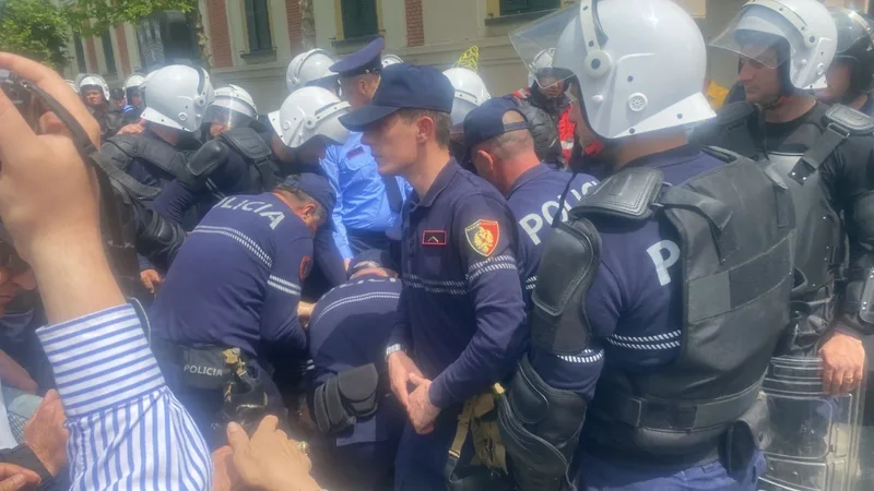 Humb ndjenjat një efektiv policie 800 0 1715077880xprotesta 725
