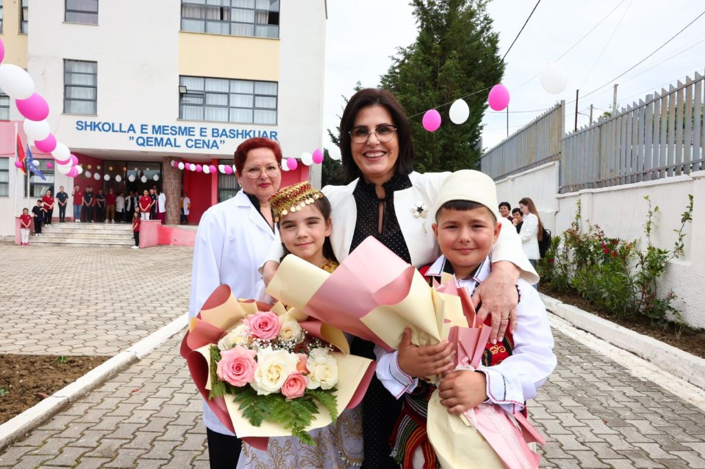 FOTO/ Festa e Abetares, Zonja e Parë Armanda Begaj dhuron libra për 3 shkolla në Tiranë 1 9 28