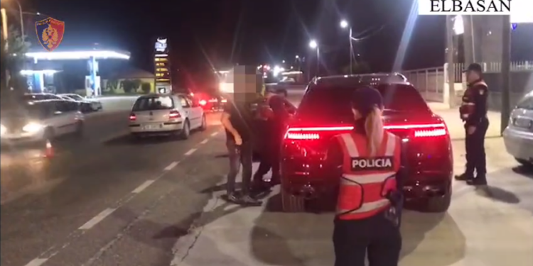 Anglezi arrestohet në mes të Elbasanit, 29-vjeçari me stemë policie në makinë 900 0 1702287683xpolicia elbasab 700 750x375 1