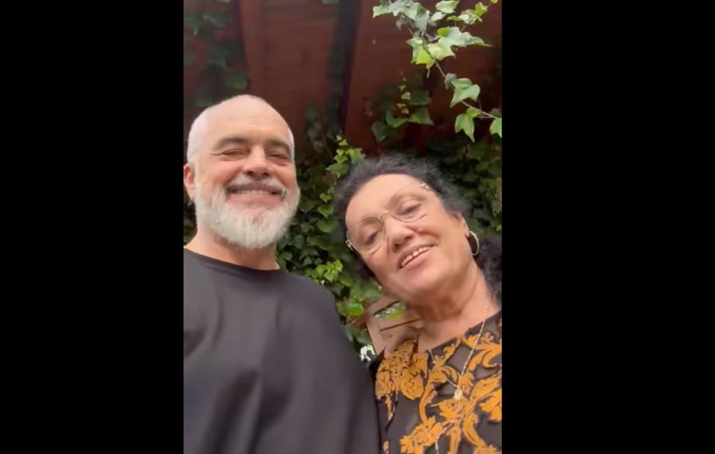 VIDEO/ Edi Rama shkon ”Te Diella”’ në Lezhë: Përshëndetje nga e vetmja pikë me diell në këtë ditë me shi Capture 74