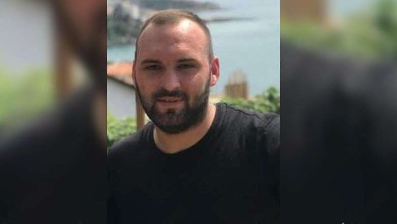 Totalisht i ftohtë, ja si reagoi Ergdys Arrazi kur mori vesh lajmin se gruaja dhe fëmijët janë hedhur në lumë DeWatermark.ai 1714909754684