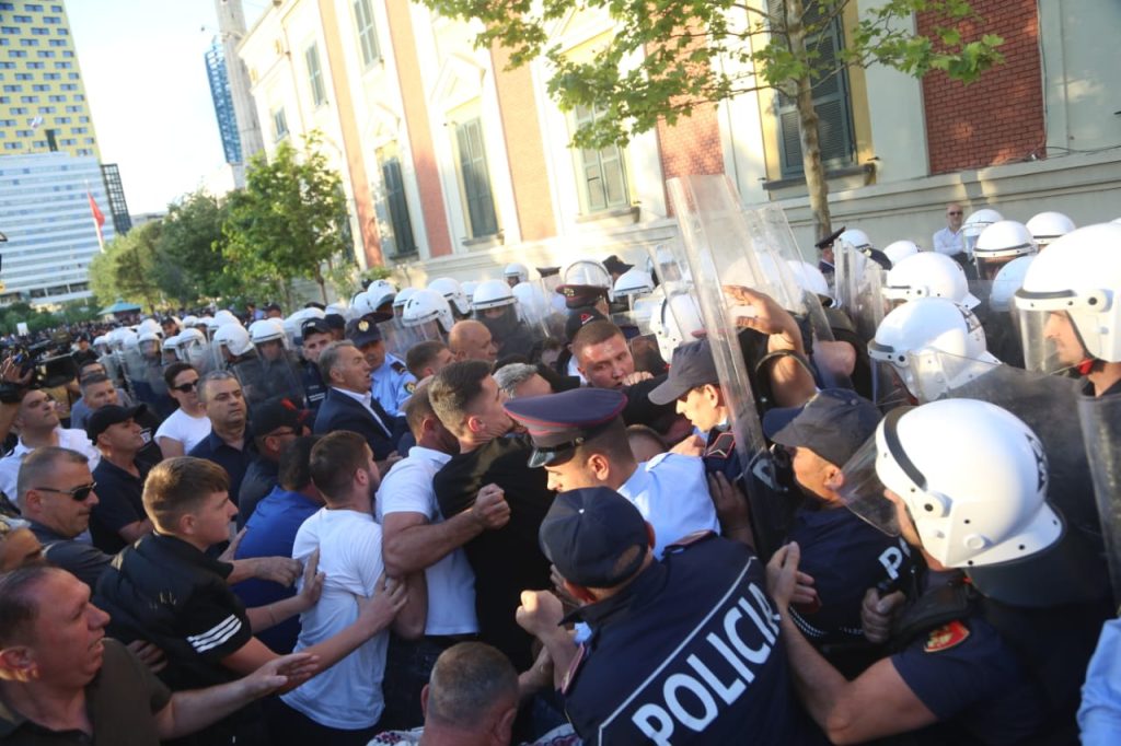 Molotov në tubimin tek Bashkia Tiranës, procedohen 3 protestues dhe shpallen në kërkim disa të tjerë IMG 1865