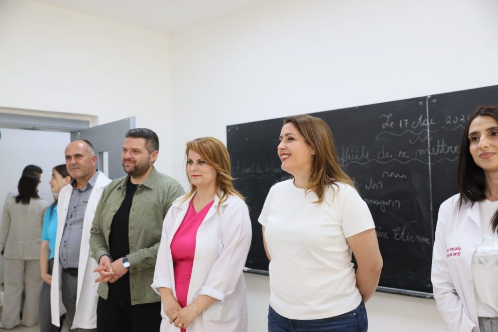 Ministrja Manastirliu: Bursa të veçanta për studentët e mësuesisë dhe paga më të larta për mësuesit a82df4cc 570d 4f27 97e8 e1a05399cdf6