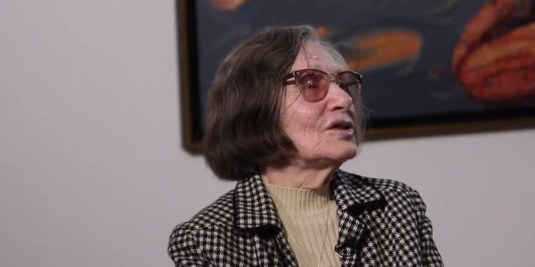 Liljana Çefa, mësuesja e dy brezave të piktorëve që vijon t’u japë jetë telajove të bardha cefa 750x375 1