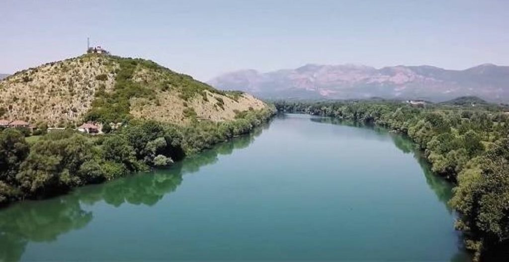 Shkodër/ U hodh në Bunë me 3 fëmijët, vijojnë edhe gjatë natës kërkimet për gjetjen e trupit të nënës e 2 fëmijëve, banorët e zonës dalin me varka lumi buna