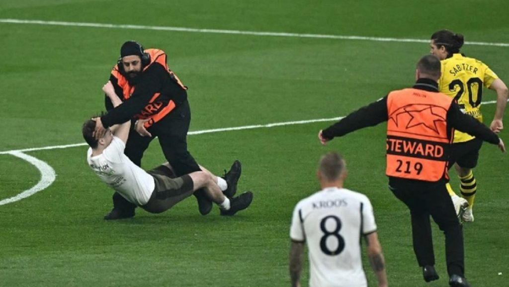 Çfarë nuk u pa gjatë finales? Tre tifozë hynë në fushë vetëm 25 sekondash pas vërshëllimës së arbitrit (Video) 1717340684 realmadridi02