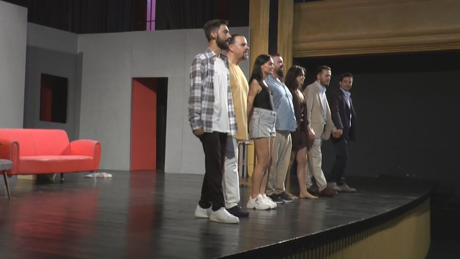 Teatri shëtitës, komedia rrugëton nga Vlora në Durrës. Audienca ka pëlqyer punën e aktorëve 900 0 1717424773xkr teatri shetites frame 578 808
