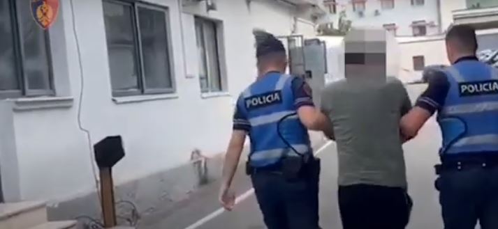 Elbasan/ Me kallashnikov dhe municione të tjera luftarake në banesë, arrestohet 57-vjeçari, procedohet në gjendje të lirë vëllai i tij Capture 6