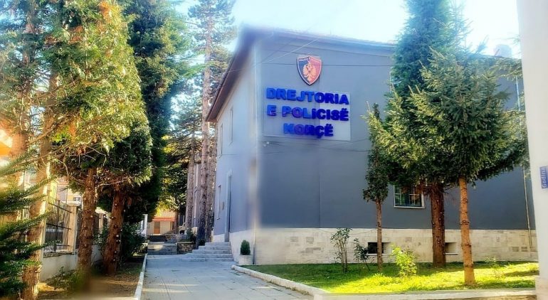 Automjeti del nga rruga, plagosen dy persona Policia e Korces1 770x422 1