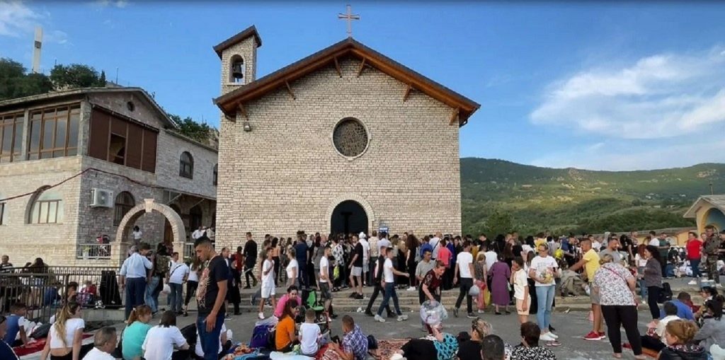 Festa e Shna Ndout, mijëra pelegrinë në Kishën e Laçit! Përmbyllen 13 të martat e shenjta kisha